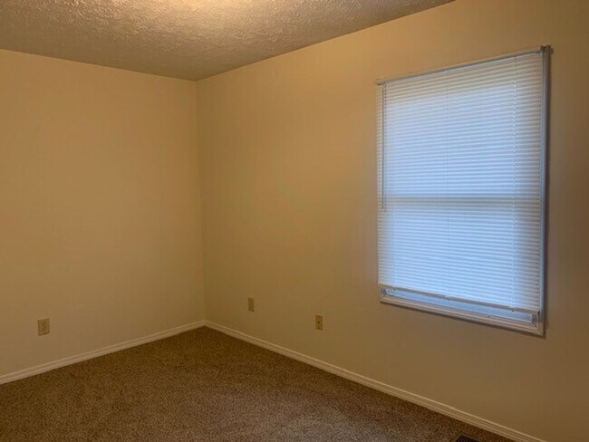 Building Photo - 1300-1302 S Hickory Grove Lane