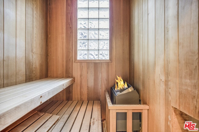 Building Photo - 1833 Franklin Canyon Dr