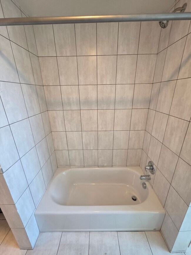 Building Photo - Newly Renovated 2 Bedroom Apartment - Poug...