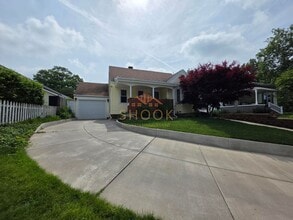 Building Photo - UNIQUE AND COZY 3 BR + BONUS ROOM HOME