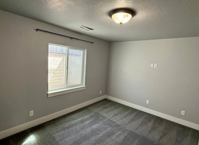 Building Photo - 7081 Hollow View Ct