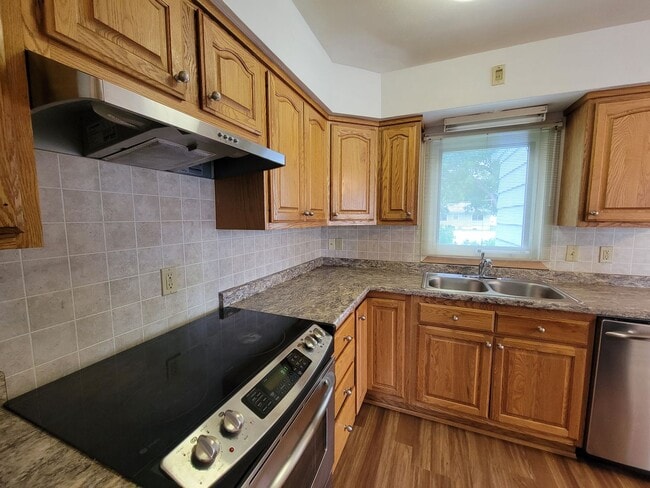 Building Photo - 4 bedroom 2 bath near campus!