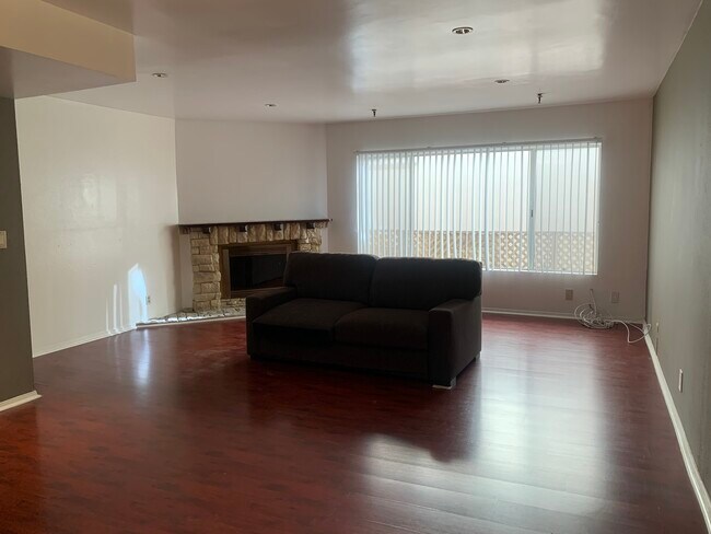 Living Room w/fireplace - 11473 Moorpark St