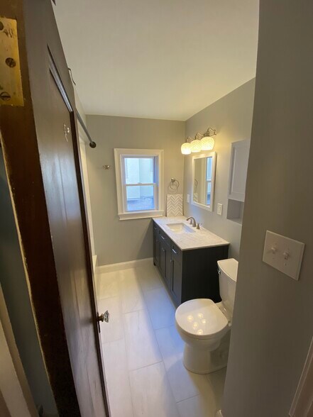 Building Photo - 706 E 71st Ter