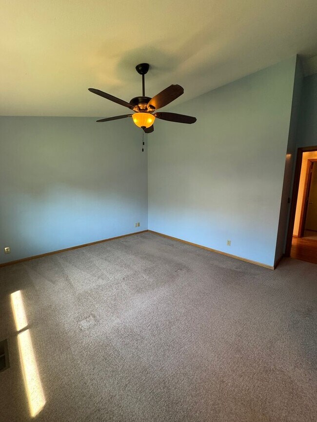 Building Photo - Beautifully landscaped 3 bed/2 bath home in Springfield