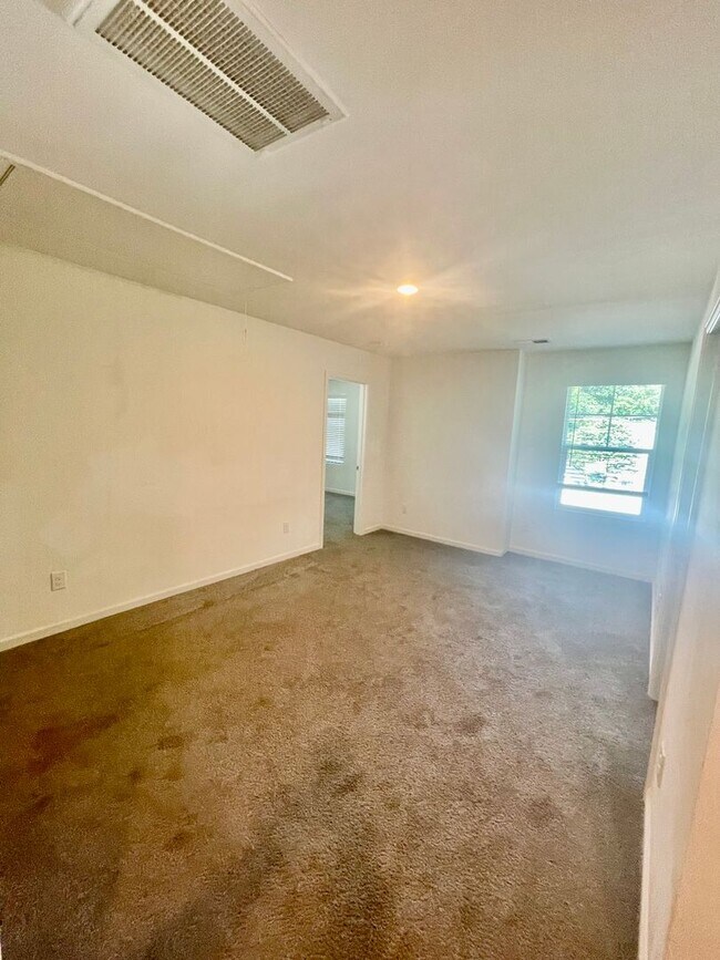Building Photo - Welcome to this stunning 5-bedroom, 2-bath...