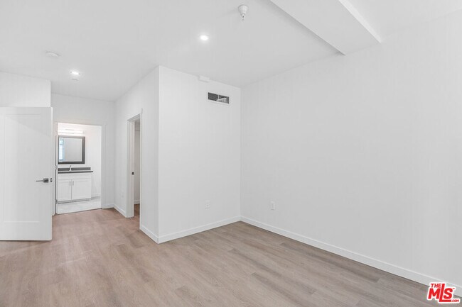 Building Photo - 1227 N Berendo St