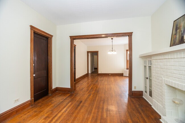 Building Photo - 1451 W Thome Ave