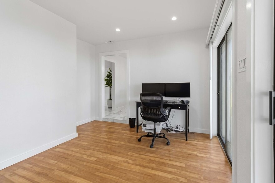 Building Photo - 107 Oak Crest