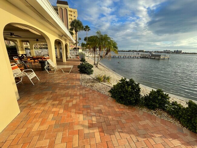 Building Photo - 4750 Cove Cir