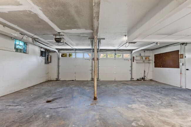 Building Photo - Beautifully Renovated 4 Bed/ 2 Bath with 2...