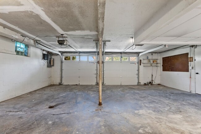 Building Photo - Beautifully Renovated 4 Bed/ 2 Bath with 2 Car Garage