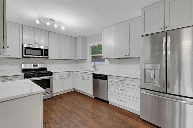 Building Photo - 2710 Dresden Dr