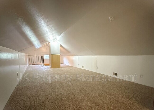 Building Photo - 609 6th Ave N