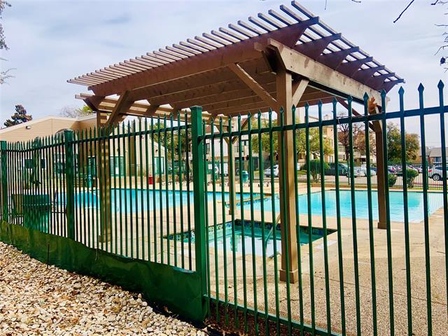 Building Photo - 2300 Balsam Dr