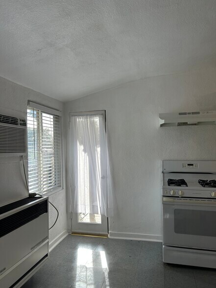 Building Photo - 33141 Case St