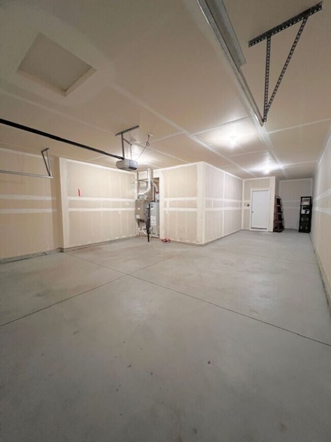 Building Photo - Beautiful 4 Bed, 2.5 Bath Plus Office in S...