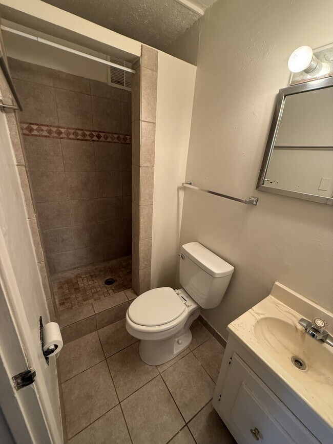Building Photo - 1612 Hendola Dr NE