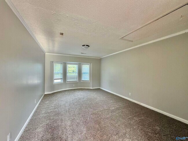 Building Photo - 2110 Fernbrook Dr NE