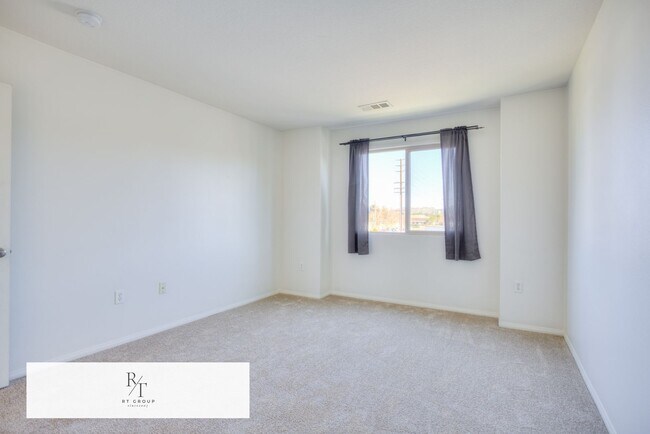 Building Photo - Beautiful 2-story home located in a gated community