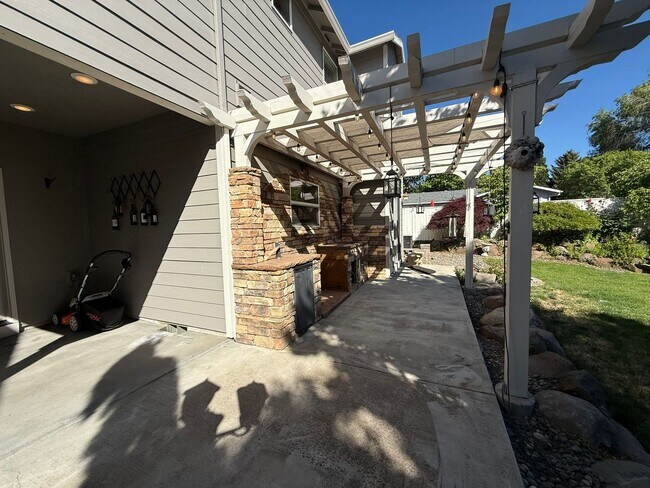 Building Photo - 4 Bedroom Home For Rent In The Dalles