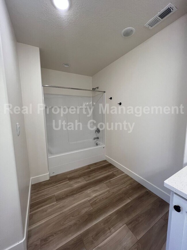 Building Photo - Newer American Fork Townhouse