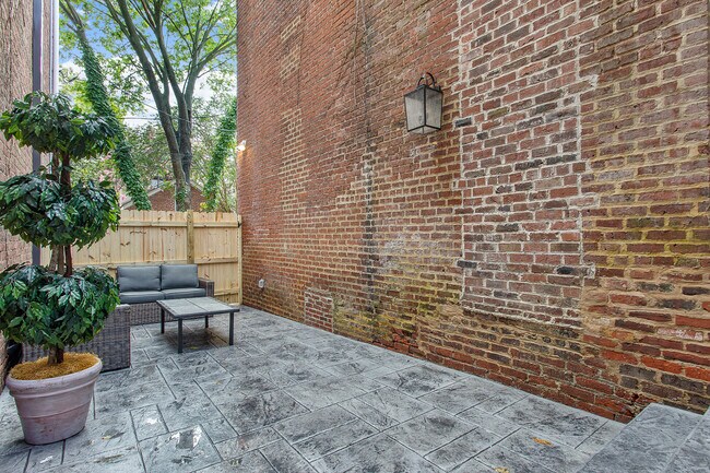 Building Photo - 1605 Park Ave