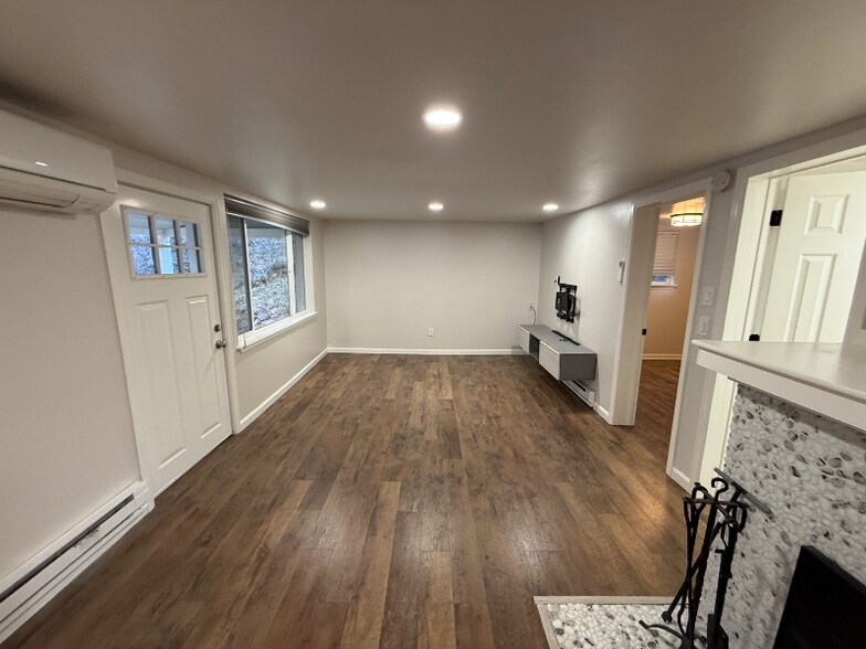 Building Photo - 8255 Oak St