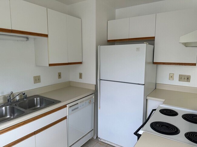 Building Photo - 2 BD, 1 BA Apartment Nestled Back on a Culd-de-Sac