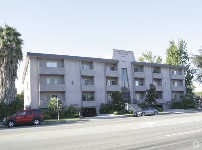 Building Photo - 13860 Burbank Blvd