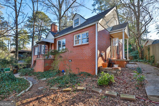 Building Photo - 487 Lakeshore Dr NE