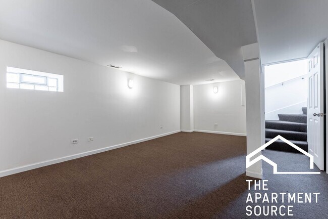 Building Photo - HUGE 4BR/2BA Duplex Close to Blue Line