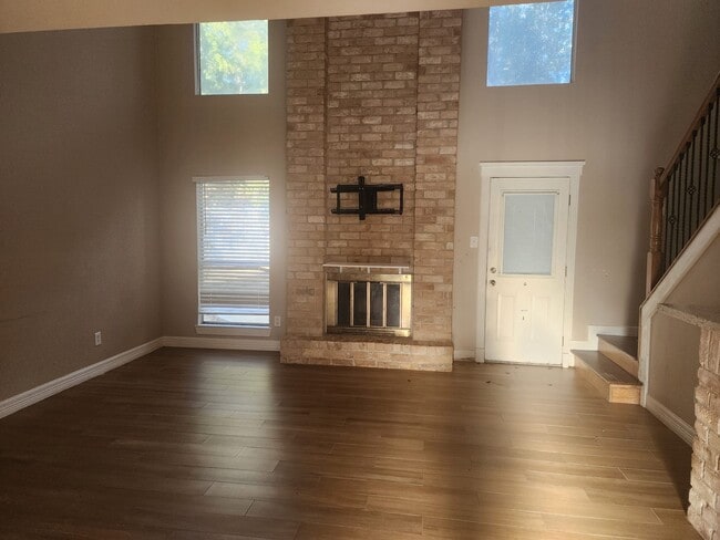 Building Photo - 9902 Kings Walk Round St