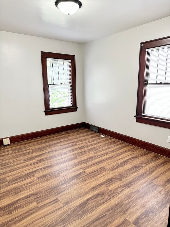 Building Photo - Charming Southside 2 Bedroom is Move-In Re...