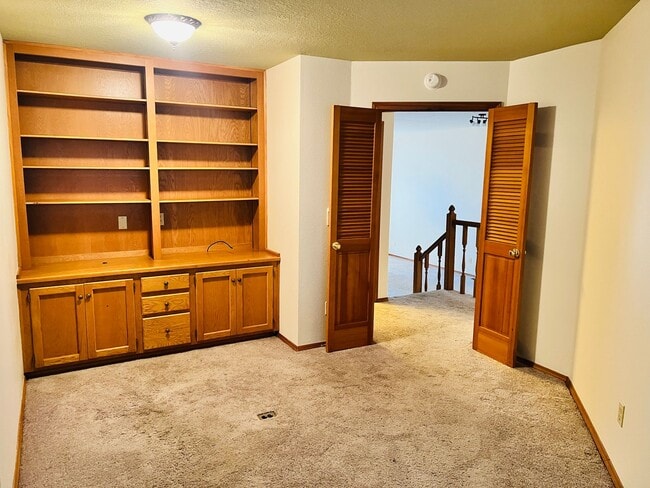 Building Photo - Amazing Attached Home in Lake Oswego is a Must See!