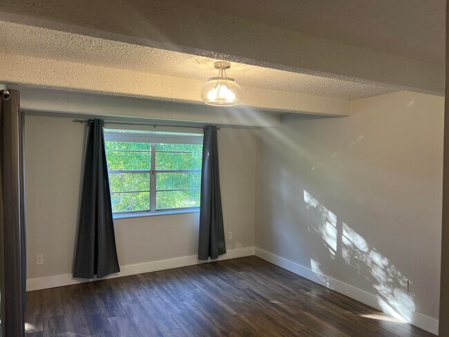 Building Photo - 10120 Boca Entrada Blvd