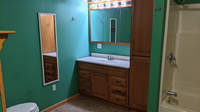 Building Photo - Great 3 Bedroom 2 Bath Home in quiet resid...