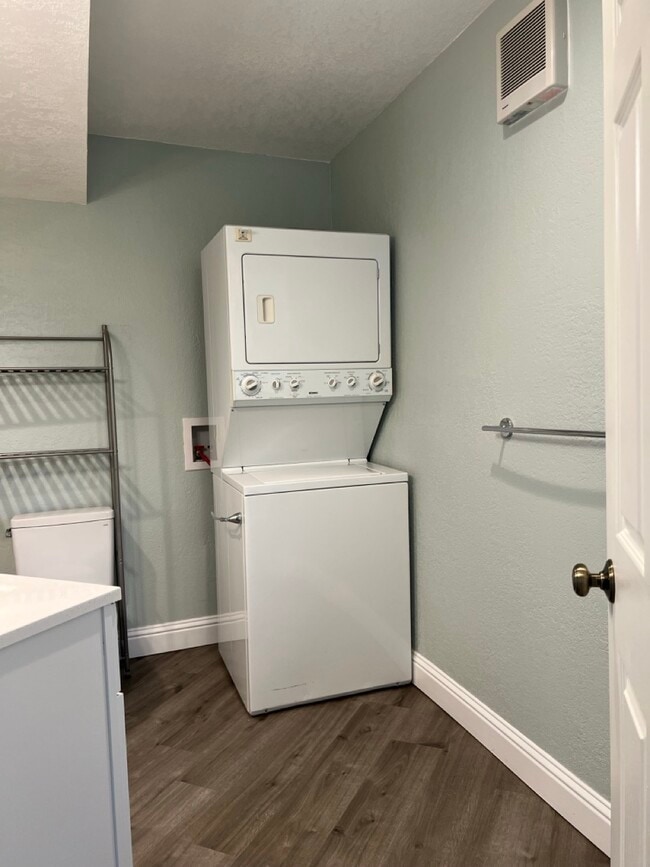 Building Photo - 3 Rolph Park Ct