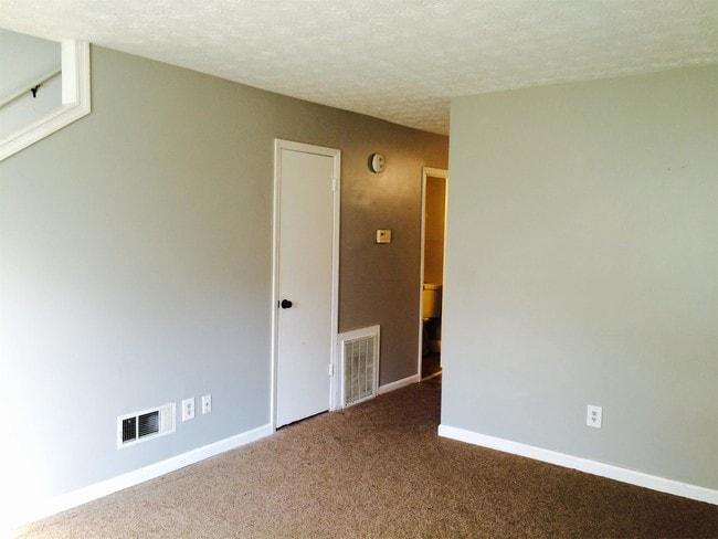 Building Photo - 205 Meadowbrook Ct