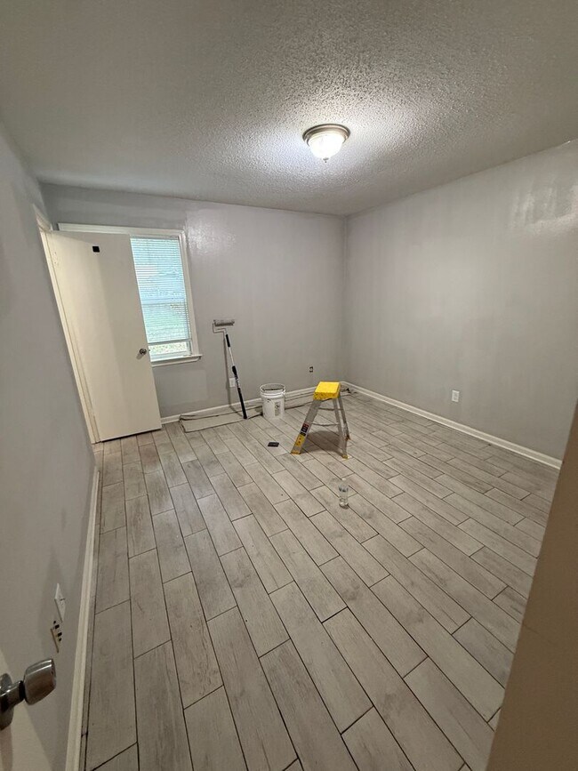 Building Photo - 3110 Normandy Dr