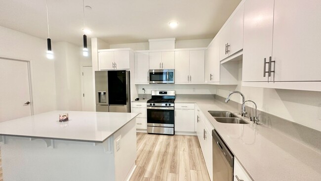 Building Photo - Beautiful, Newer Construction Home in Desi...