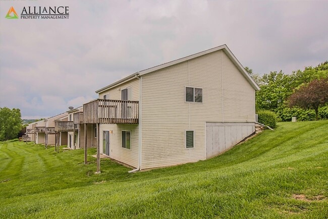 Building Photo - Balcony & Walkout Basement!
