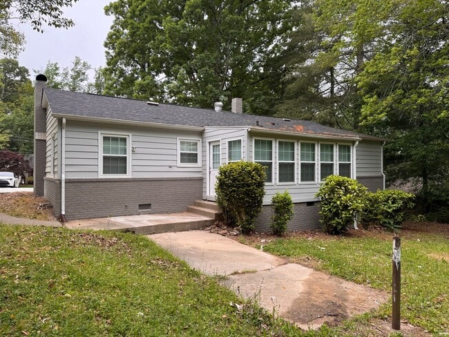 Building Photo - 3 bedroom 1 bath home, located in the Greystone area!