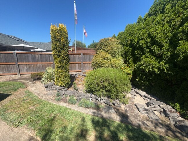 Building Photo - 7168 Lawnridge St NE
