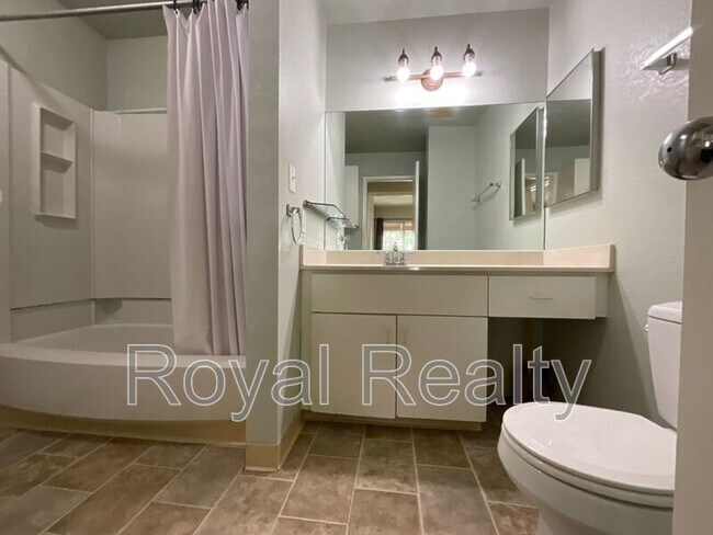 Building Photo - 625 Mananai Pl