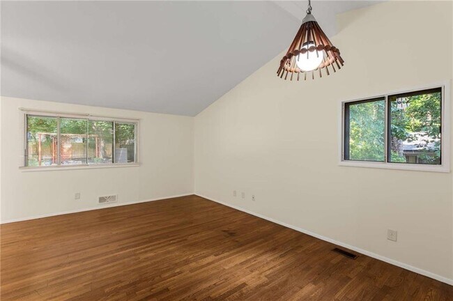 Building Photo - 2132 Fairway Cir NE