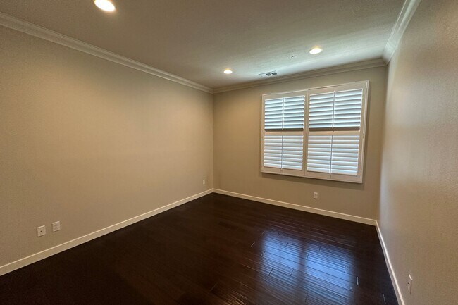 Building Photo - Stunning Portola Springs 3 Bed 3 Bath Condo