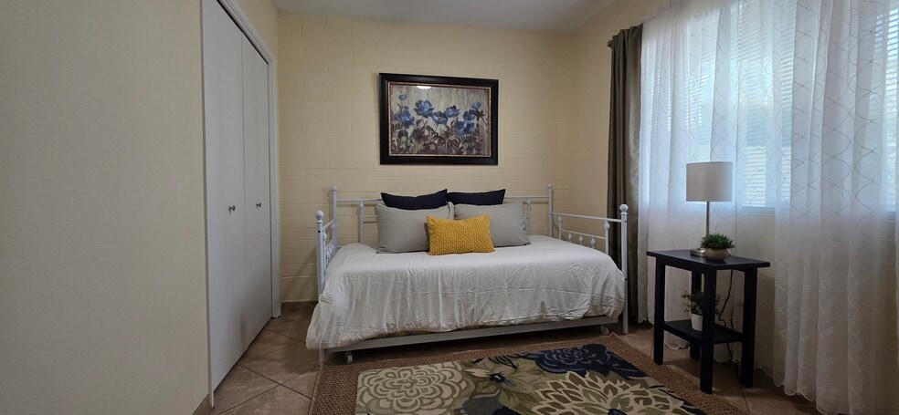 Guest bedroom with trundle twin beds - 160 N Paseo De Los Conquistadores