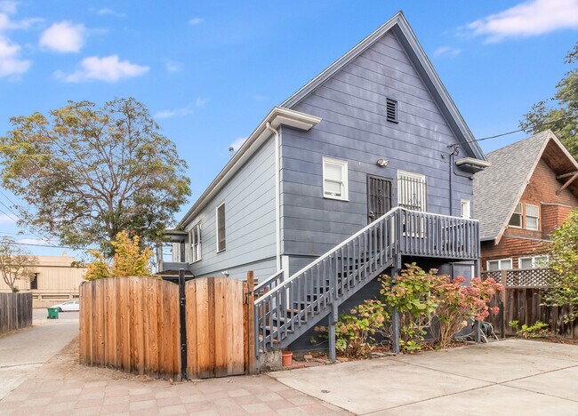 Building Photo - 2037 Clinton Ave