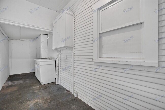 Building Photo - 303 S Elm St